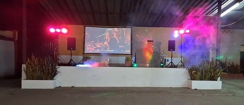 DJ + Sonido profesional + Luces Audiorítmicas + Lásers Audioritmicos + Máquinas de humo con efectos especiales + Roboticas led + Pantalla 120